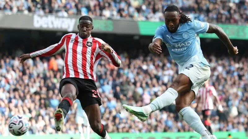 Lech Poznan gặp khó trước Sunderland